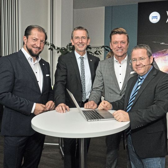 Wollen digitale Chancen nutzen: (v.li.) Marcus Büttner (Hauptgeschäftsführer), Frank Mund (Präsident), Wilhelm Hülsdonk (Vize-Präsident) und IT-Berater Tobias Schrödel. (Bild:  Zietz/»kfz-betrieb«)