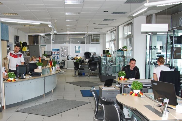 Alle Autohausbesucher werden im Kundenzentrum empfangen. (Foto: Rubbel)
