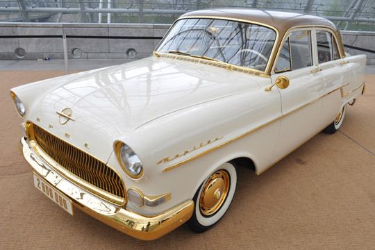 Dieser Opel Kapitän, Baujahr 1956, lief als zweimillionster Opel in Rüsselsheim vom Band. Alle verchromten Teile sind mit 24 Karat vergoldet.  (Archiv: Vogel Business Media)