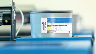 Die Bogenoffset-Druckfarbe der Hubergroup erfüllt alle Vorschriften für Faltschachteln von Lebensmittelverpackungen.  (Bild: Hubergroup)