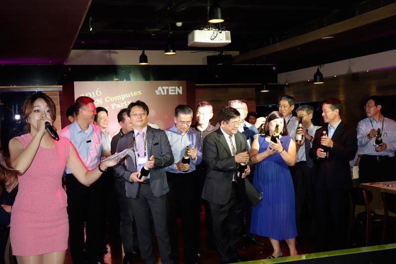 Das ATEN Management Board lässt die Korken knallen. (Bild: IT-BUSINESS)