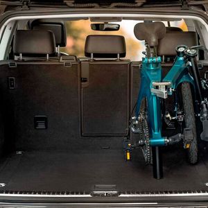 Praktisch: Zusammengeklappt passt das Mini-E-Bike locker in einen mittelgroßen Kofferraum.(Bild:  Fiido)