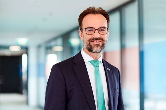 „Die Borealis Strategie 2030 ist unsere Roadmap, die uns dabei helfen wird, das Leben für künftige Generationen noch nachhaltiger zu machen“, erklärt Borealis‘ Vorstandsvorsitzender Thomas Gangl. „Die Borealis Strategie 2030 ist unsere Roadmap, die uns dabei helfen wird, das Leben für künftige Generationen noch nachhaltiger zu machen“, erklärt Borealis‘ Vorstandsvorsitzender Thomas Gangl.