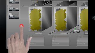 Ziel des Prozessleitsystems XAMControl ist eine einheitliche und vernetzte Produktionsumgebung. Gleichzeitig wird aber Wert daraufgelegt, dass alle Anlagen im Notfall auch eigenständig arbeiten können. Die Bedienung erfolgt dann via Touchpanel am Gerät. (Evon)