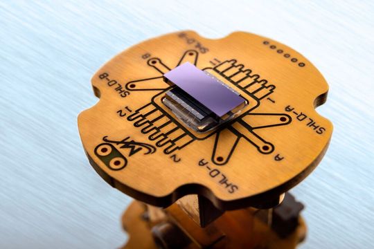 Damit Quantencomputer in Zukunft ungestörter rechnen können, haben Berliner Forscher eine Möglichkeit gefunden, die nötige Ausleseelektronik so anzupassen, dass sie leistungsfähiger wird und nahe am absoluten Nullpunkt arbeiten kann. Damit Quantencomputer in Zukunft ungestörter rechnen können, haben Berliner Forscher eine Möglichkeit gefunden, die nötige Ausleseelektronik so anzupassen, dass sie leistungsfähiger wird und nahe am absoluten Nullpunkt arbeiten kann.