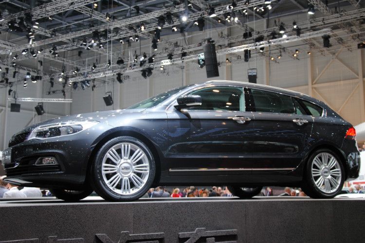 Blick in die Zukunft I: Der Kombi Qoros 3 - Estate Concept soll mit Variabilität beeindrucken. Verschiedene Möglichkeiten beim Umklappen der Fondsitzlehnen und bei der Nutzung der Durchreiche sowie zahlreiche Befestigungsmöglichkeiten sollen seine Funktionalität im Alltag und auf Reisen erhöhen. (Foto: Baeuchle)