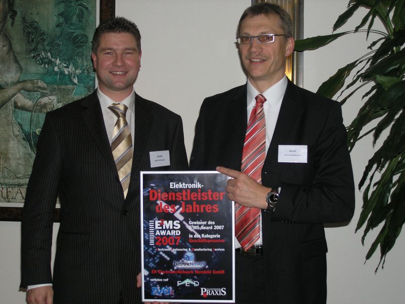 Gratulation von Andreas Schild (li), Vertriebsleiter ggp Peters, an Karl-Heinz Knott, Leiter Baugruppenfertigung EN ElectronicNetwork Hersfeld (Archiv: Vogel Business Media)