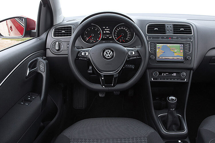 Beim Infotainment hat Volkswagen aufgerüstet: Bluetooth-Audio-Streaming, eine Annäherungssensorik des Touch-Screens, das Karten-Zoomen im Navigationsmodus mit zwei Fingern und die Anbindung des Smartphone über eine drahtlose Mobiltelefonschnittstelle mit der Fahrzeug-Außenantenne sind möglich. Mittels MirrorLink lassen sich außerdem spezielle Smartphone-Apps auf dem Fahrzeug-Touchscreen nutzen. (Foto: Volkswagen)