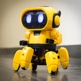 Auch Roboter sind die diesem Jahr der Renner unter dem Weihnachtsbaum. Der Tobbie Self-Guiding AI Robot. Es muss selbst zusammengabut werden und kann dank seiner künstlichen Intelligenz mit seinem User interagieren mit Bewegungen/Gesten und Emotionen. Hinzu kommen Lichteffekte und Sonds. Im „Follow Me“-Modus folgt er allem, was sich bewegt, im „Explore“-Modus erkundet er die Umgebung. Bei www.menkind.co.uk kostet Tobbie 29,99 Englische Pfund. (MenKind)