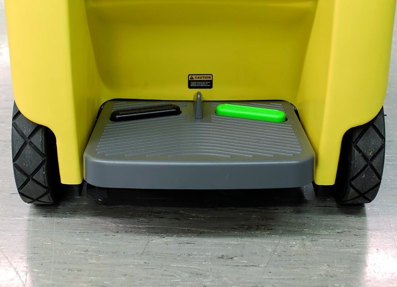 Eine so genannte Totmann-Schaltung sorgt dafür, dass der Schrubbautomat sofort automatisch zum Stillstand kommt, wenn der Fahrer absteigt.Bilder: Kärcher (Archiv: Vogel Business Media)