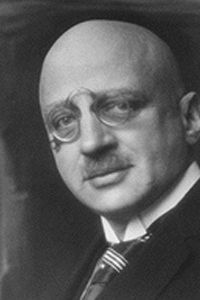 
  
  
    Jahr:
     
    1918
  
  
    Person:
     
    Fritz Haber
(1868–1934)
  
  
    Nationalität:
     
    Deutsches Reich
  
  
    Begründung:
     
     „für die Synthese von Ammoniak aus dessen Elementen.“  (Haber-Bosch-Verfahren)
 
  

 (Archiv: Vogel Business Media)