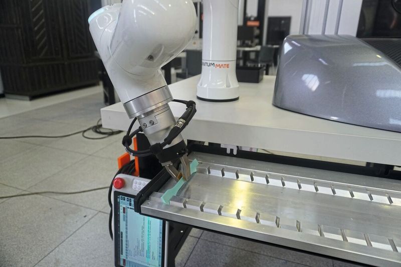 Quantum Mate mit integriertem Cobot übernimmt manuelle, repetitive Tätigkeiten in einem automatisierten, zuverlässigen und effizienten Prozess.  (Bild: Galdabini)