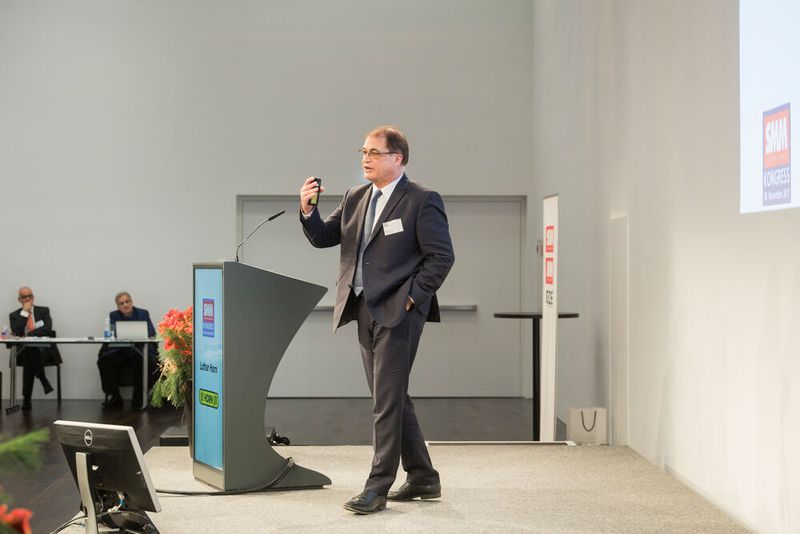 Lothar Horn, Geschäftsführer Paul Horn GmbH, zeigte auf mit welche Herausforderungen sich die Paul Horn GmbH bis 2025 zu stellen hat. (Thomas Entzeroth)