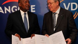 Dr. Reinhold Festge, (r.) und Aliko Dangote, Vorstandschef  der Dangote Group bei der feierlichen Unterzeichnung der Erklärung. (Bild: VMDA)