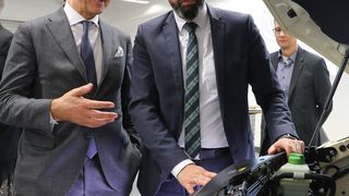 Niedersachsens Umweltminister Olaf Lies (re.) informierte sich kürzlich bei VW Nutzfahrzeuge-Chef Thomas Sedran über die Elektromobilität. (Rainer-Droese)