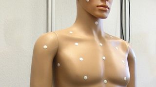 Für den Notdusche-Test haben die Wissenschaftler eine Schaufensterpuppe mit 34 Sensoren ausgestattet. (Bild: Fraunhofer Umsicht)