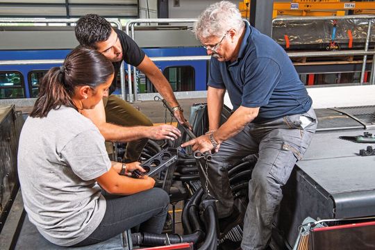 Das modulare Haltersystem PMA Trust wurde für den Einsatz im Schienenfahrzeugbau und für andere Anwendungen entwickelt, bei denen die Befestigung von parallel verlaufenden Kabelschutzrohren und Kabeln erforderlich ist. (Bild:  ABB)