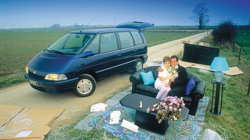 Nach 191.674 Exemplaren läuft im Februar 1991 ein völlig neuer, zweiter Espace an. Sowohl die Karosserie als auch die Innenausstattung wurden überarbeitet. Die zweite Generatiuon erhielt eine noch strömungsgünstigere, rundere Form und Motoren mit höherer Leistung. Zudem war sie 18 cm länger. (Bild: Renault)