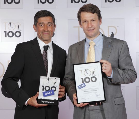 Ranga Yogeshwar (links), Clifford Sell: Auszeichnung für die innovativen Prozesse im Familienunternehmen(Bild:  E-T-A)