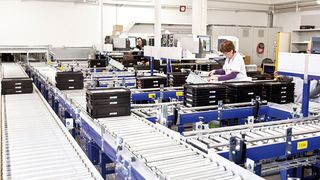 Bild 1: Das Zentrallager dient sowohl der Zwischenlagerung von Bauteilen, die für die Produktion der Antriebskomponenten und -systeme benötigt werden, als auch der Lagerung und Kommissionierung von Fertigwaren. (Bild: Stöcklin)