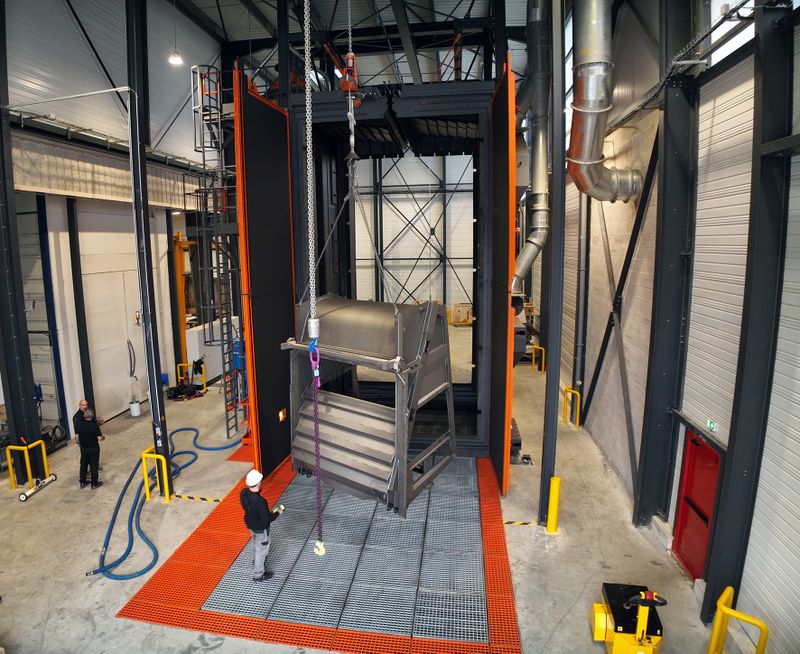 The enormous height of the blasting system enables containers up to 6.5 meters high and 4 meters wide to be blasted.(Source:  Rösler)