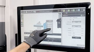Biegeabläufe werden einfach, schnell und intuitiv auf dem Touchscreen dank der Software By Soft Cell Control Bend programmiert.  (Bild: Bystronic)