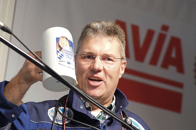 Hoch die Krüge: Rudolf Angerer, Vorstandsvorsitzender der Kfz-Innung Oberpfalz, Kreis Kelheim.  (Bild: Zietz/»kfz-betrieb«)