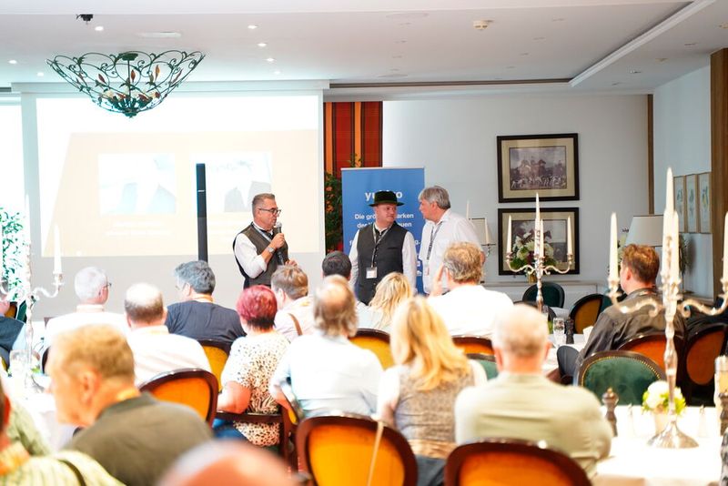 (v. l.) Sysob-Geschäftsführer Thomas Hruby, Markus Senbert (Channel Sales Director bei Sysob) und Peter Schneider (Channel Account Manager bei Sysob) eröffnen das Event.  (Bild: Julia Griebel)