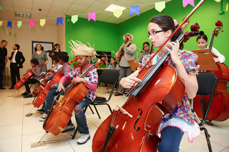 Dabei geht das Instituto Baccarelli weit über die Einführung der Kinder und Jugendlichen in die Welt der Musik hinaus, indem es ihnen durch eine qualifizierte Musikerausbildung eine vielversprechende Zukunft in Orchestern in Brasilien und der ganzen Welt ermöglicht. (Foto: Volkswagen/Pedro Danthas)