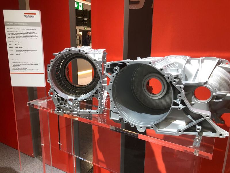 Elektromotorengehäuse für Mercedes Benz wurden speziell für die hohen Anforderungen von Elektrofahrzeugen im SUV- und Limousinen-Segment entwickelt. Serienfertigung mit modernsten Fertigungstechniken. Beinhaltet die Prozessschritte Gießen, mechanische Bearbeitung, Reinigung, Dichtheitsprüfung und Montage. (Bild: VCG/J. Pfeiffer)