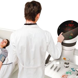 Ein mögliches Anwendungsszenario für Care-O-bot 4 ist die Unterstützung von Pflegepersonal.