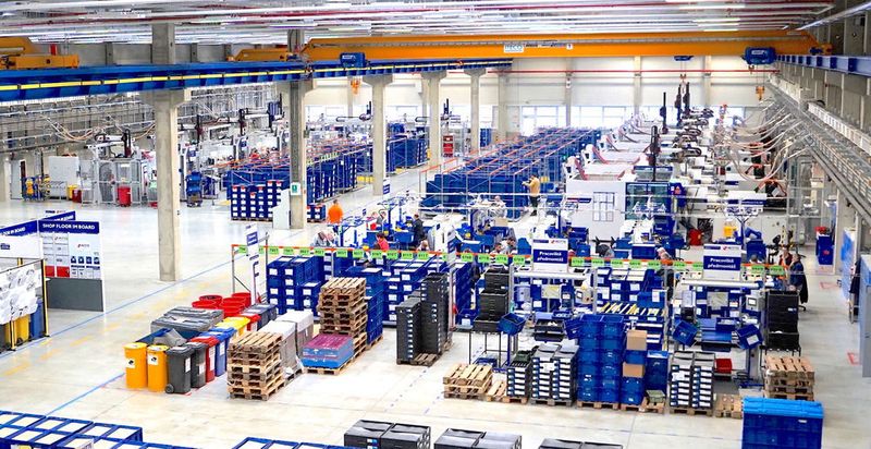 Wittmann-Battenfeld-Spritzgießmaschinen im Schließkraftbereich 1800 bis 5500 kN produzieren bei Witte Ostrov rund 3,5 Mio. Türgriffbaugruppen für Automobile. (Reinhard Bauer (Technokomm))