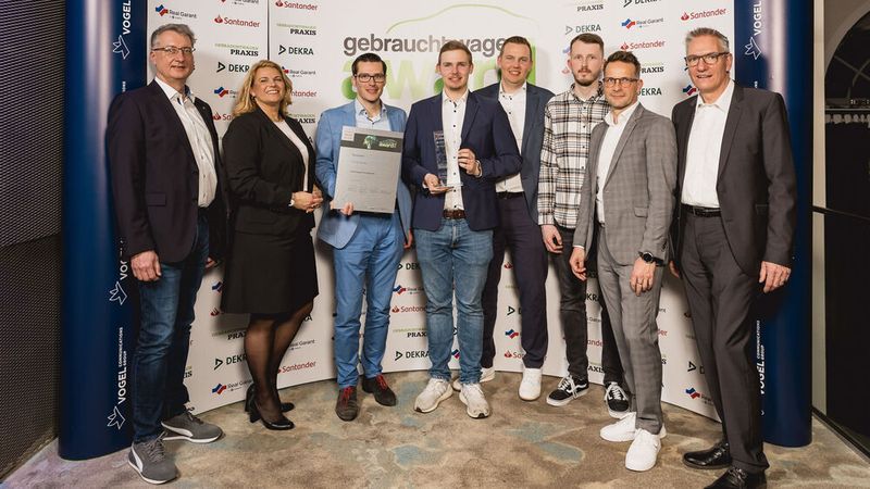 Platz 1 in der Kategorie Vertragshandel geht an das Autohaus Kurt Stricker in Horn-Bad Meinberg (hier zusammen mit Vertretern der Jury). (Bild: Stefan Bausewein)
