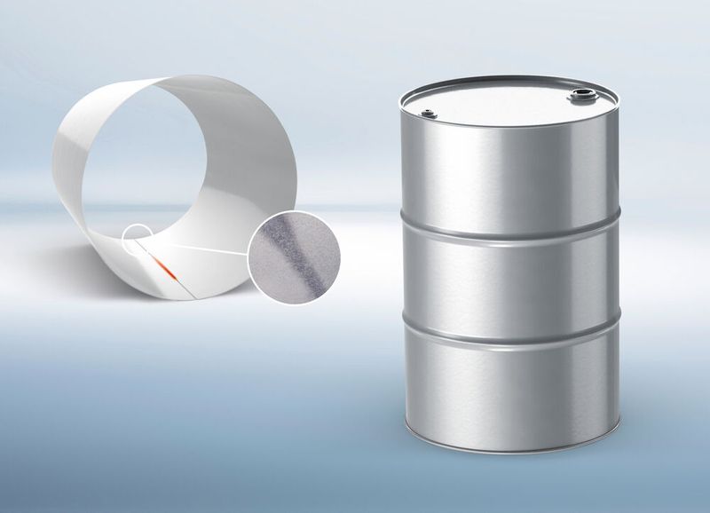 Der Fassmantel wird durch ein spezielles Laser-Schweißverfahren gefertigt, bei dem das Blech auf Stoß miteinander verschweißt wird. Das Resultat ist eine absolut hochwertige, glatte und saubere Schweißnaht. (Bild: Schütz)