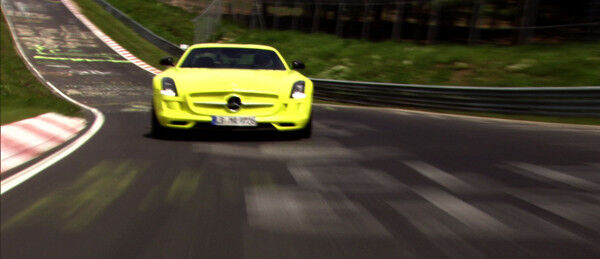 Mercedes-AMG stellt einen neuen Rundenrekord in der „Grünen Hölle“ auf: Das SLS AMG Coupé Electric Drive bezwingt die Nürburgring-Nordschleife in 7:56,234 Minuten (Bild: Mercedes-AMG)