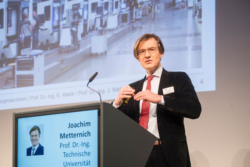 Prof. Dr. Ing. Joachim Metternich, Technische Universität Darmstadt zeigt die Chancen von Industrie 4.0 für den Maschinenbau auf. (Thomas Entzeroth)