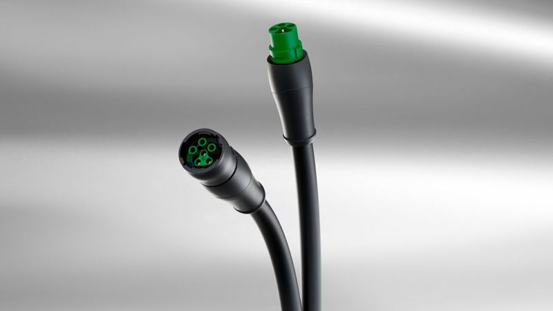 Der MQ15 überträgt hohe Ströme auf kleinem Raum, mit einem optimalen Preis/Leitungsverhältnis, verspricht der Hersteller. Der Grund: Murrelektronik verwendet Hochleitungskunststoffe und verzichtet auf teure Metallteile.  (Bild: Murrelektronik)