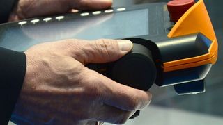 Einfache Roboterbedienung. In das Kuka-Smartpad ist das Spacemouse Module integriert. (Bild: Michel)