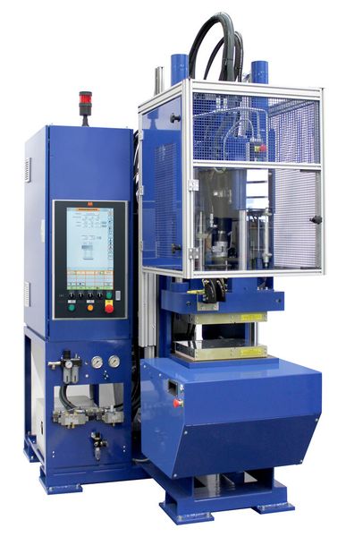 Wertanalytisch durchdachte Baureihe von Maplan: Energieeffizientes, automatisiertes Eckenanspritzen für Elastomerverarbeiter gelingt mit der MTTF 100/20C plus neuer Steuerung C600.web, wie der Hersteller berichtet. (Bild: Maplan)