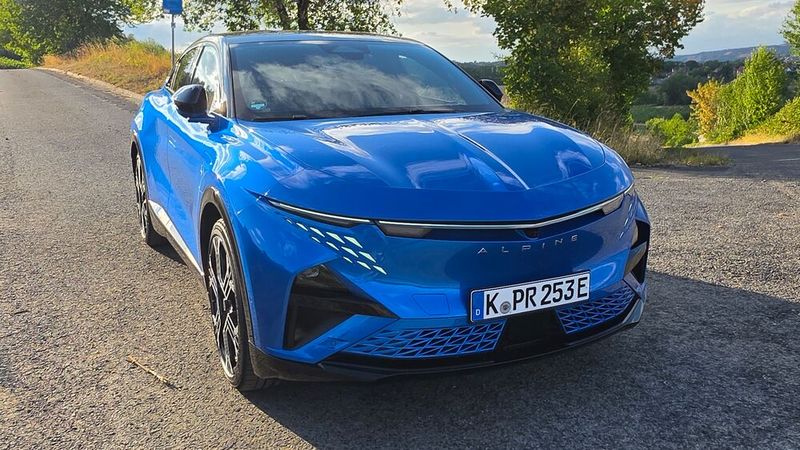 Die Front des Alpine A390 wirkt pfeilförmig. Der auffällige Blade auf der Motorhaube ist kein reines Designelement, er kanalisiert die Luftströmungen. Auffällig ist auch der aerodynamisch geformte Stoßfänger mit den beleuchteten Dreiecken.  (Bild: Mauritz – VCG)