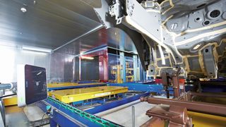 Selbst unter den „Heavy-Metal“-Bedingungen hinter dem KTL-Trockner erreicht der UHF-Interrogator RFU630 Schreib-Lese-Raten von 99,98 %. (Bild: Sick)