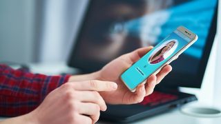 woman-unlocking-smartphone-using-facial-recognition-technology-system-biometric-verification-identification-and-face-id-scanning-high-tech-technology-stockpack-adobe-stock-scaled (Quelle: Goffkein - Adobe Stock)