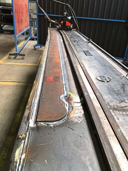 Der Lorch Trac WL Pro ist schnell zu installieren. Faymonville profitiert von dem Einsatz des Schweißtraktors unter anderem durch die Schnelligkeit des Schweißprozesses. (Bild: Faymonville/Lorch Schweißtechnik)