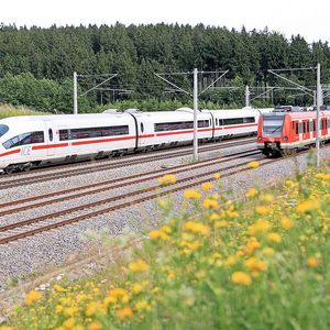 Bild 1: Ob ICE oder Nahverkehrszug – nach den Autoherstellern entdeckt auch die Bahnindustrie die Vorteile von Massivumformkomponenten für den Leichtbau.