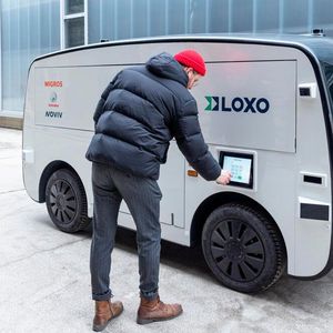 Software und spezielle Fächer sorgen dafür, dass die Bestellungen physisch getrennt bleiben und beim richtigen Kunden ankommen. (Bild:  Loxo)