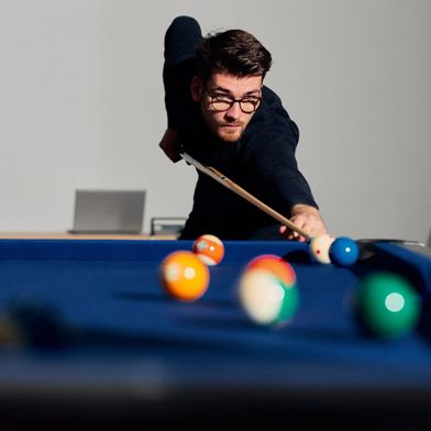 Studierende des praxisinterierten Bachelorstudiengangs Mechatronik/Automatisierung am Campus Gütersloh der HSBI entwickelten im Rahmen eines zweisemestrigen Projekts einen vollautomatisierten Billardtisch, der selbstständig gegen menschliche Spieler antreten kann. (Bild: P. Pollmeier/HSBI)