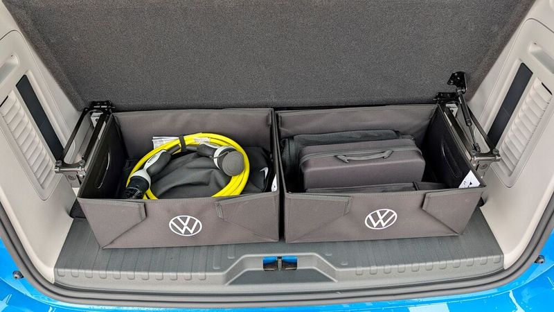 Als Problem könnte man werten, dass der ID Buzz aufgrund seines transportertypisch glatten Bodens keine versteckten Zusatzfächer zu bieten hat, in denen das Ladekabel und anderer Kleinkram verschwinden könnte. VW hilft sich hier mit einem stabilen Zwischenboden und ein paar Kisten. Im Alltag dürfte man das Kabel aber unterwegs kaum brauchen – an der heimischen Wallbox ist eines dran, und an den Schnellladesäulen für die Reise sowieso. (Bild: Rosenow – VCG)