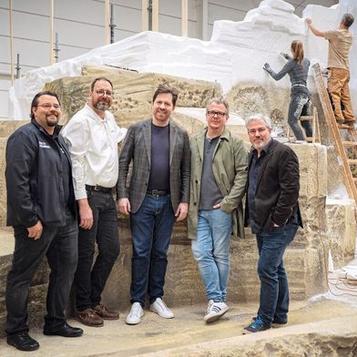 Günther Kittler, Künstlerischer Produktionsleiter, Stefan Gmainer, Projektleiter Winter Artservice, Daniel Serafin, Intendant Oper im Steinbruch, Momme Hinrichs, Bühnenbildner, und Christopher Winter, Geschäftsführer Winter Artservice (v. l.) (Bild: Andreas Hafenscher)