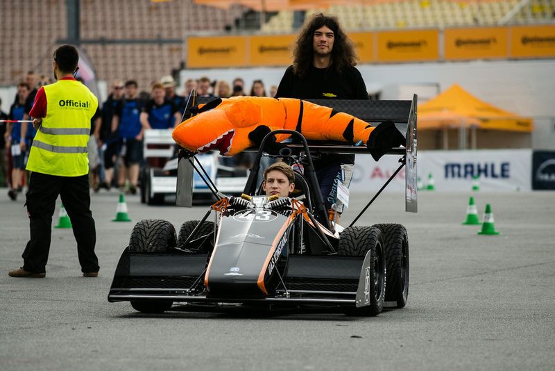 115 Studenten-Team kämpften am 29. Juli bis 3. August um den Sieg bei dem Formula Student Germany Wettbewerb 2014 am Hockenheimring (Formula Student Germany/Shetty)