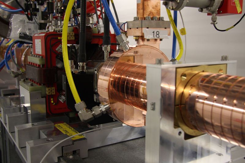 Der SwissFEL befindet sich in einem 740 Meter langen Tunnel und besteht aus Injektor, Linearbeschleuniger, Undulatoren und Messplätze. Für dieses Strecke braucht er 10 Femtosekunden oder 0,000 000 000 000 001 sec. (Sergio Caré / VBM)